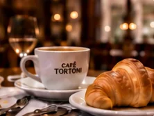Café y medialuna en un café porteño